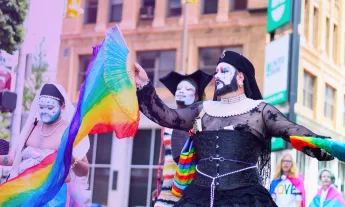 German police standing in front of protesters waving the Palestine flag